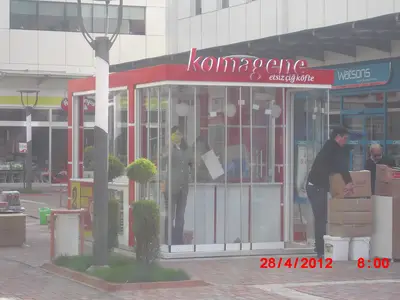 Komagene — Straßenkiosk — Metall-Rollladen, Rot (Montage vor Ort)