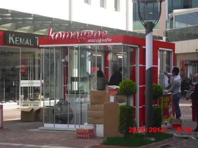 Komagene — Straßenkiosk — Kronenbeschilderung über der Einheit, Weiß (Montage vor Ort)