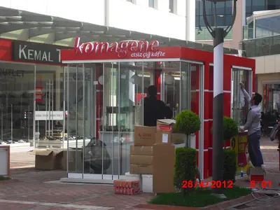 Komagene — Straßenkiosk — Verbundplatten-Verkleidung, Weiß (Montage vor Ort)
