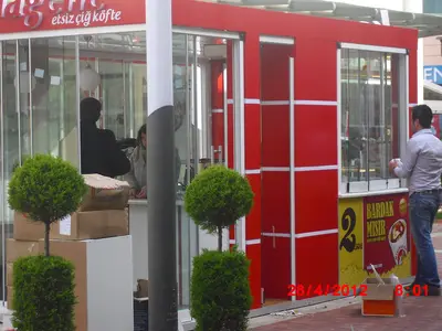 Komagene — Straßenkiosk — Vitrinen aus Sicherheitsglas, Weiß (Montage vor Ort)