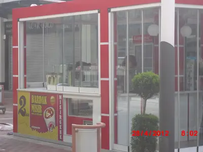 Komagene — Straßenkiosk — Metall-Rollladen, Weiß (Montage vor Ort)