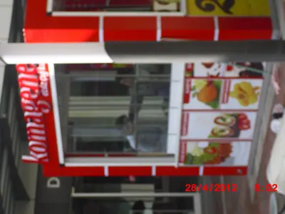 Komagene — Straßenkiosk — vollständige Rollladensicherung, hinterleuchtetes Schild (die eingebaute Einheit)