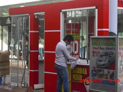 Komagene — Straßenkiosk — Menütafel mit Produktfotos, hinterleuchtetes Schild (die eingebaute Einheit)