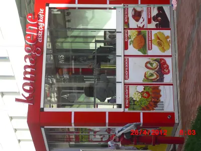 Komagene — Straßenkiosk — Verbundplatten-Verkleidung, hinterleuchtetes Schild (die eingebaute Einheit)
