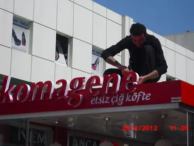 Komagene — Straßenkiosk — Metall-Rollladen, hinterleuchtetes Schild (die eingebaute Einheit)