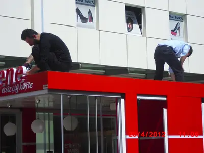Komagene — Straßenkiosk — Servicefenster, Rot (die eingebaute Einheit)