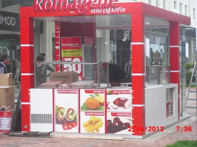 Komagene — Straßenkiosk — Menütafel mit Produktfotos, Rot (die eingebaute Einheit)