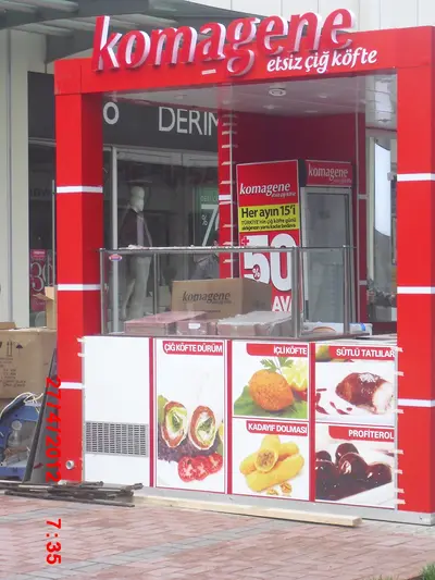 Komagene — Straßenkiosk — Kronenbeschilderung über der Einheit, Rot (die eingebaute Einheit)