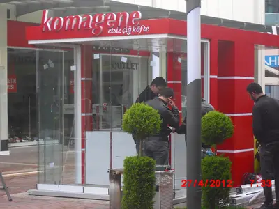 Komagene — Straßenkiosk — Verbundplatten-Verkleidung, Rot (die eingebaute Einheit)