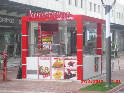Komagene — Straßenkiosk — Vitrinen aus Sicherheitsglas, Rot (die eingebaute Einheit)