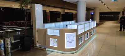 Accessories World — Maltepe Park — AVM kiosku — kavisli C formlu ada, raf altı LED şerit