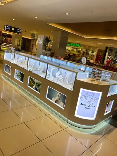 Accessories World — Maltepe Park — AVM kiosku — arka hazırlık alanı, raf altı LED şerit