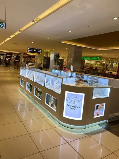 Accessories World — Maltepe Park — AVM kiosku — bej laminat, raf altı LED şerit
