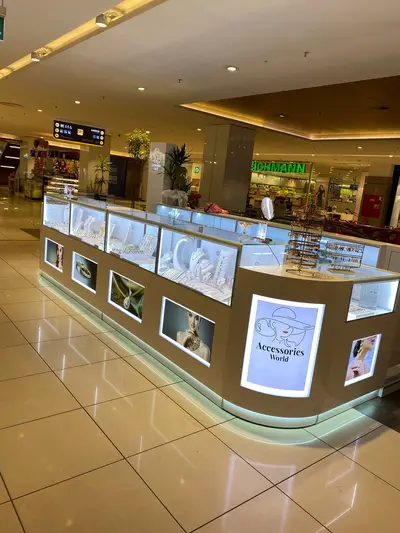 Accessories World — Maltepe Park — AVM kiosku — koyu ceviz tonlu laminat, raf altı LED şerit