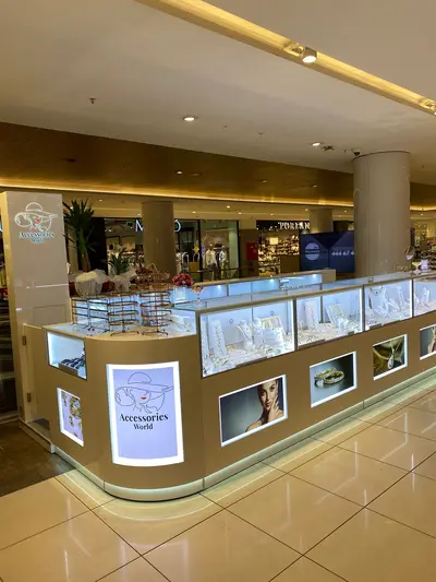 Accessories World — Maltepe Park — AVM kiosku — temperli cam vitrin, raf altı LED şerit