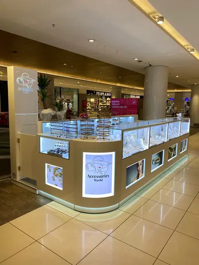 Accessories World — Maltepe Park — AVM kiosku — kavisli C formlu ada, arkadan aydınlatmalı görsel panel