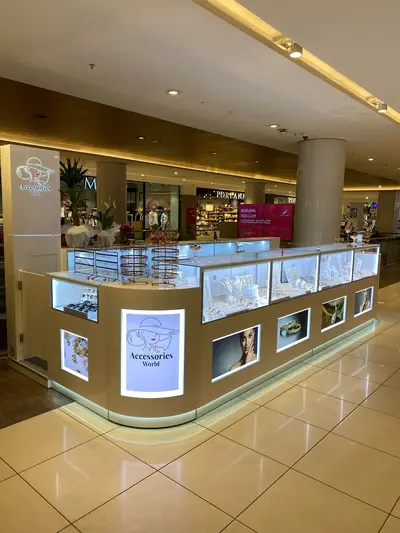 Accessories World — Maltepe Park — AVM kiosku — boydan boya cam vitrin, arkadan aydınlatmalı görsel panel