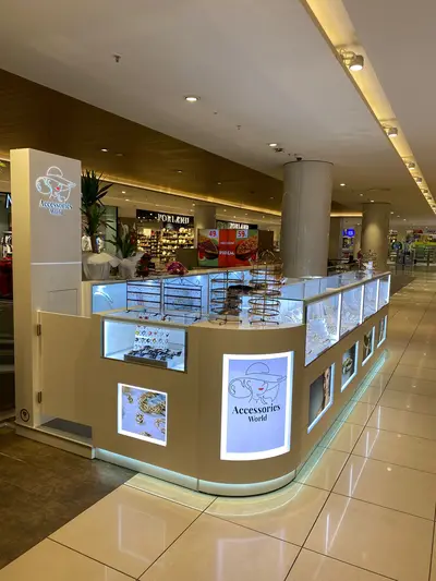 Accessories World — Maltepe Park — AVM kiosku — arka hazırlık alanı, arkadan aydınlatmalı görsel panel