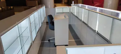Accessories World — Maltepe Park — AVM kiosku — bej laminat, arkadan aydınlatmalı görsel panel