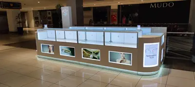 Accessories World — Maltepe Park — AVM kiosku — boydan boya cam vitrin, arkadan aydınlatmalı tabela