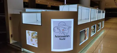 Accessories World — Maltepe Park — AVM kiosku — temperli cam vitrin, arkadan aydınlatmalı tabela