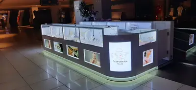 Accessories World — Maltepe Park — AVM kiosku — arka hazırlık alanı, bej