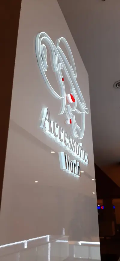 Accessories World — Maltepe Park — AVM kiosku — temperli cam vitrin, bej