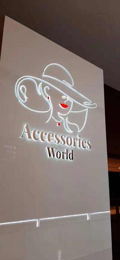 Accessories World — Maltepe Park — AVM kiosku — kavisli C formlu ada, koyu ceviz