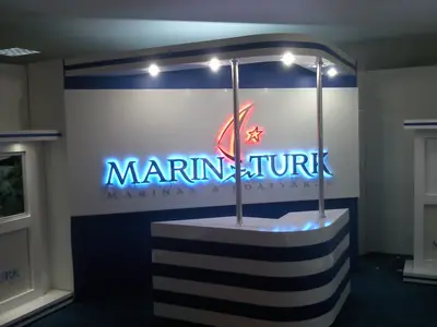 Présentoirs de Marque, Totems et Banques — plateaux acryliques circulaires étagés, enseigne rétroéclairée