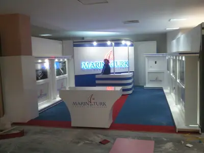 Présentoirs de Marque, Totems et Banques — socle mobile sur roulettes, enseigne rétroéclairée