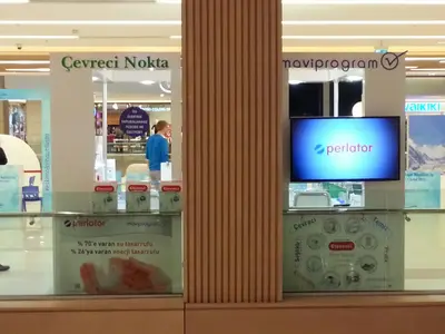 Weitere Mall-Kioske — schwarze Hochglanzfläche, LED-Streifen am Sockelumfang