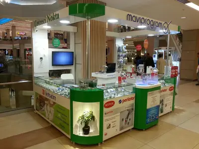 Weitere Mall-Kioske — noch aufgezogene Schutzfolie, LED-Streifen am Sockelumfang