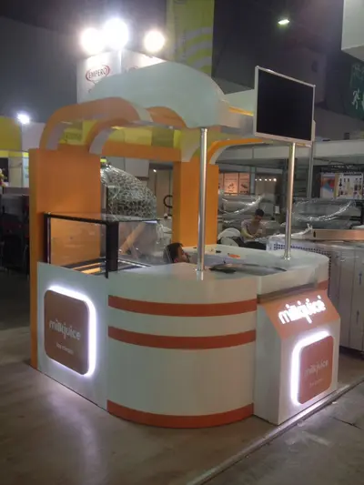 Milk Juice — fuar standı — süpürgen kanat formlu kanopi, beyaz (üretim)
