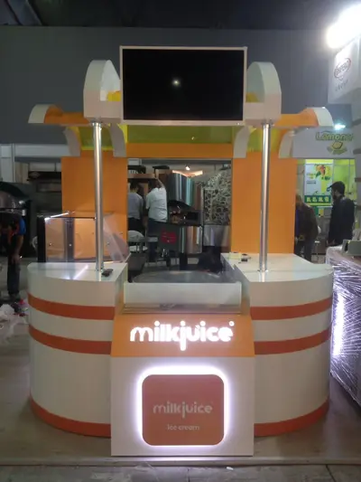 Milk Juice — fuar standı — tezgâh altı depolama, beyaz (üretim)