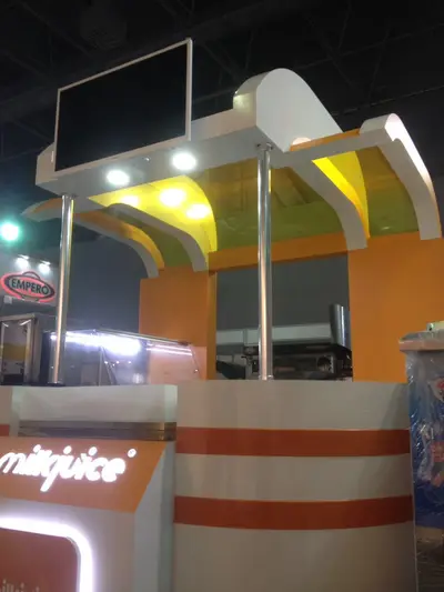 Milk Juice — fuar standı — boyalı MDF, beyaz (üretim)