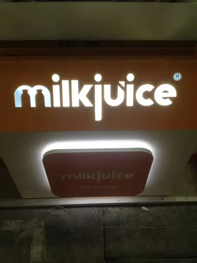 Milk Juice — fuar standı — tezgâh altı depolama, turuncu (sahada montaj)