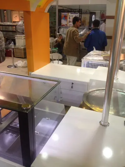 Milk Juice — fuar standı — tezgâh altı depolama, beyaz (sahada montaj)