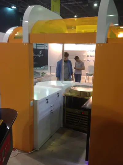 Milk Juice — fuar standı — boyalı MDF, beyaz (sahada montaj)