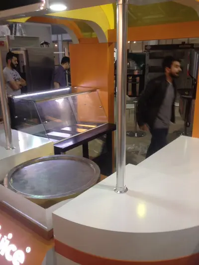 Milk Juice — fuar standı — paslanmaz çelik, beyaz (sahada montaj)