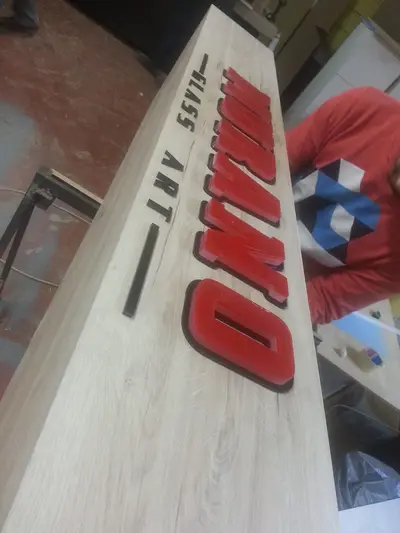 Murano — Mall-Kiosk — flache Vordachblende, LED-Streifen unter den Regalen