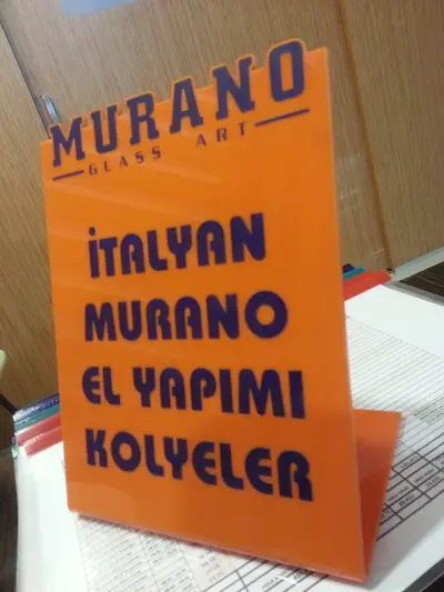 Murano — Mall-Kiosk — Kronenbeschilderung über der Einheit, LED-Streifen unter den Regalen