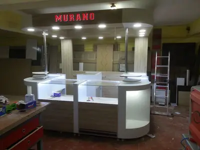 Murano — Mall-Kiosk — Holzfurnier, LED-Streifen unter den Regalen
