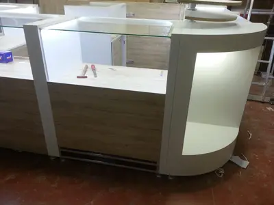 Murano — Mall-Kiosk — Vitrinen aus Sicherheitsglas, LED-Streifen unter den Regalen