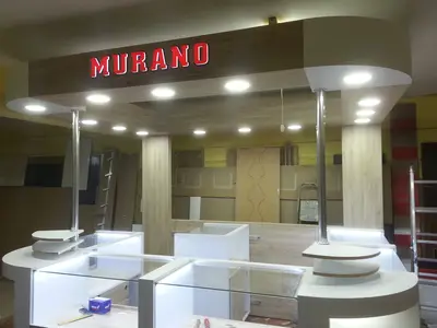 Murano — Mall-Kiosk — weiße Laminatplatten, LED-Streifen unter den Regalen
