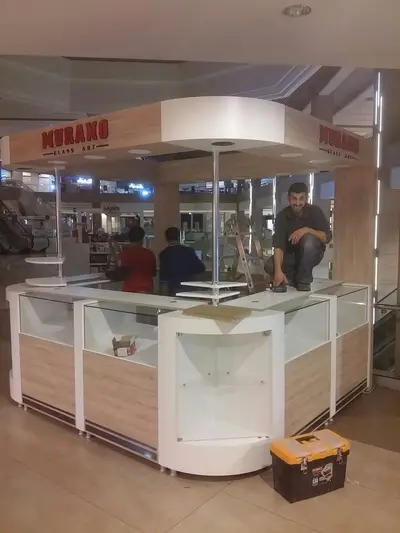 Murano — Mall-Kiosk — flache Vordachblende, hinterleuchtetes Schild