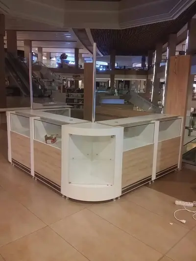 Murano — Mall-Kiosk — durchgehende Glasvitrinen, hinterleuchtetes Schild