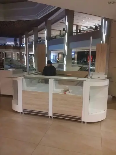 Murano — Mall-Kiosk — Kronenbeschilderung über der Einheit, hinterleuchtetes Schild