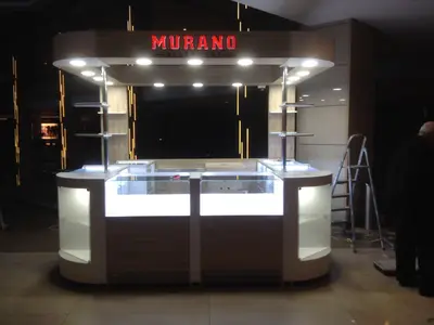 Murano — Mall-Kiosk — Holzfurnier, hinterleuchtetes Schild