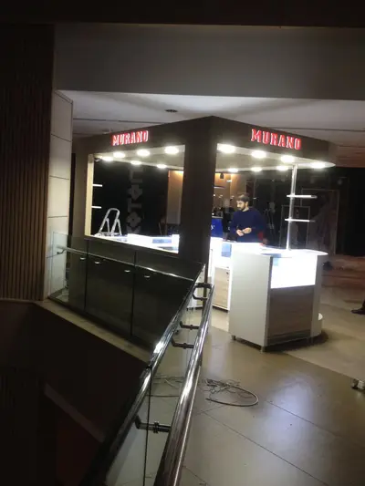 Murano — Mall-Kiosk — Vitrinen aus Sicherheitsglas, hinterleuchtetes Schild