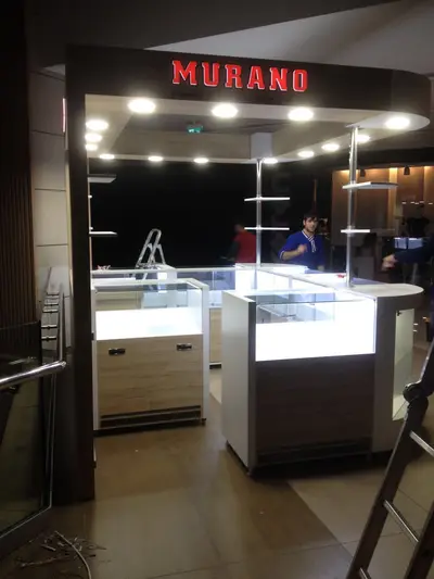 Murano — Mall-Kiosk — Kronenbeschilderung über der Einheit, Holzton